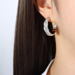 B廠-歐美高級感金屬風扭紋C形耳環小眾設計鈦鋼耳飾鍍18K金不掉色耳釘「F798」23.05-1 - 安蘋飾品批發