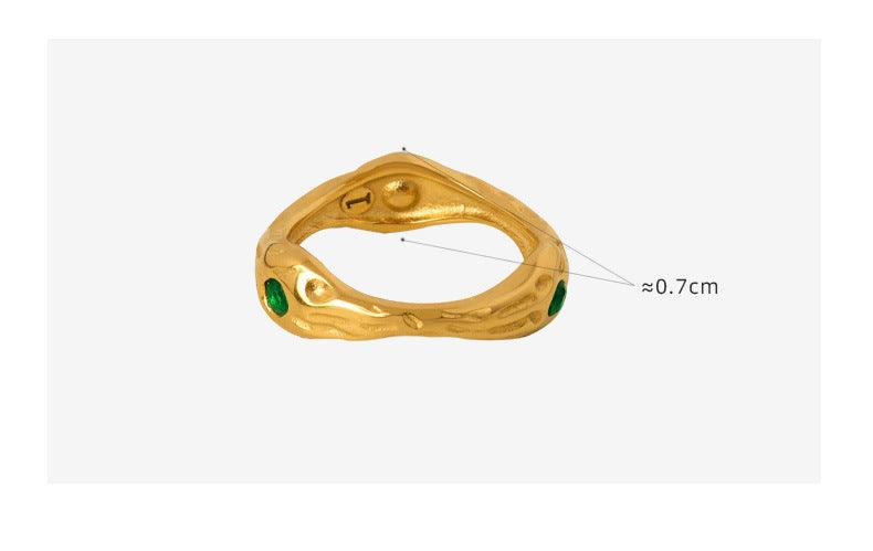 B廠-鑲祖母綠鋯石不規則壓紋復古戒指輕奢高級感古法精緻鈦鋼鍍金指環「A034」23.04-4 - 安蘋飾品批發